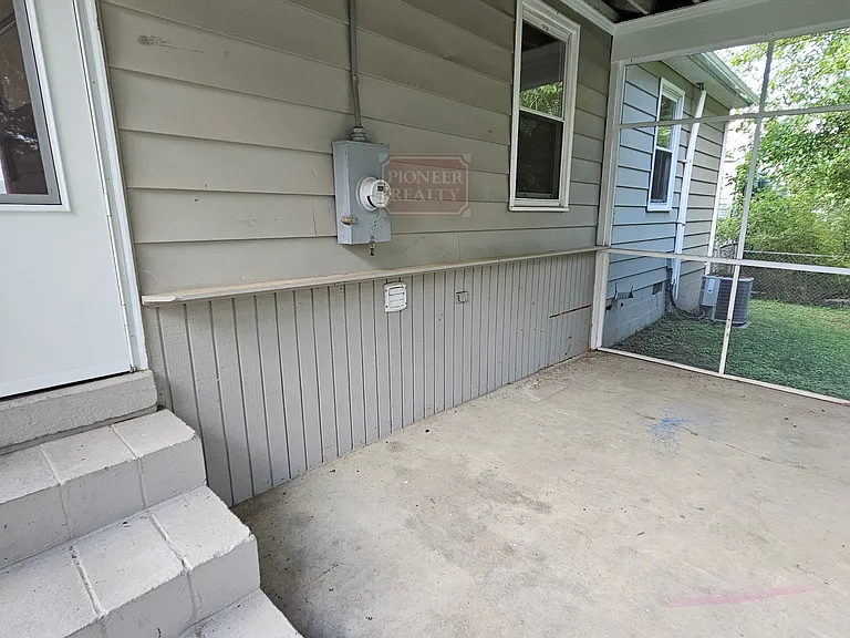 129 N Fern Ave — Photo 3