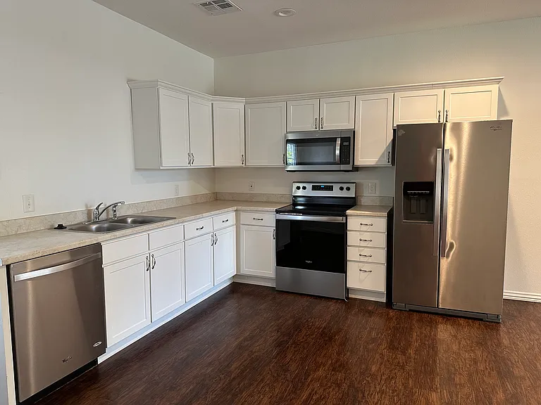 7 Miami Dr — Photo 2