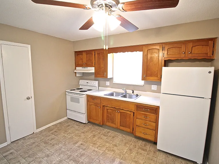 Pet-Friendly Apartments in Shawnee, KS Near Kansas City — Photo 17