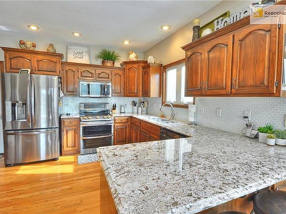 4th image of 204 NE Gaslight Ln