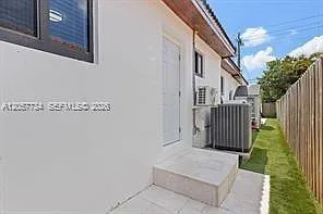 4328 SW 9th Ter — Photo 34