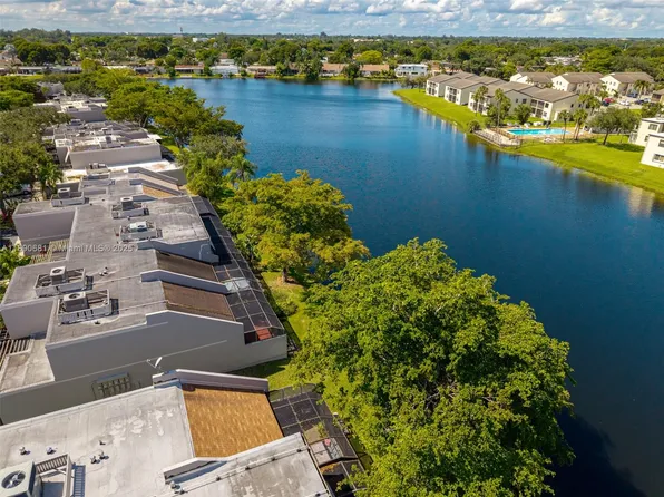 11225 NW 16th Ct, Pembroke Pines, FL 33026