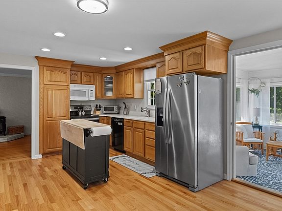4th image of 40 Stowe Rd