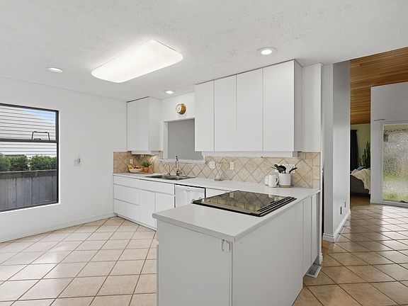 4th image of 11837 Alderwood Cres