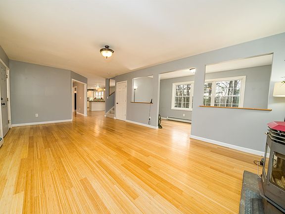 3rd image of 8 Tyler Dr
