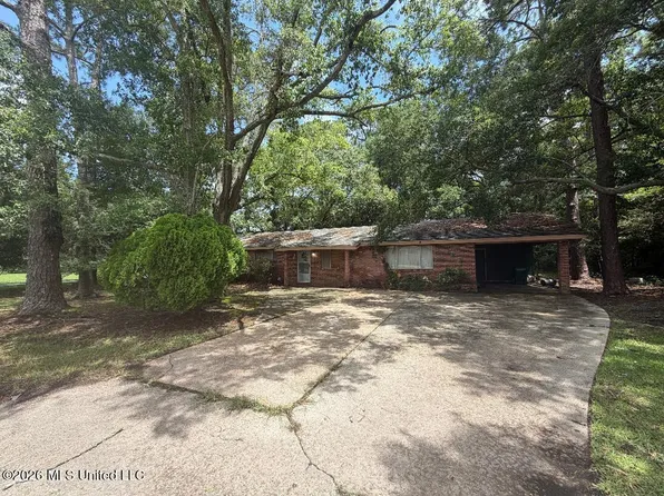 5825 Gregory St, Moss Point, MS 39563