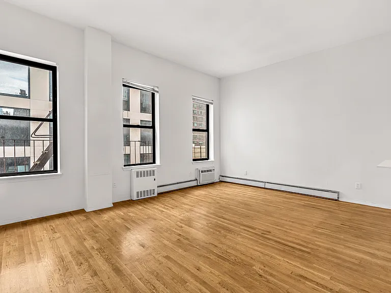 220 E 25th St #U6B — Photo 2