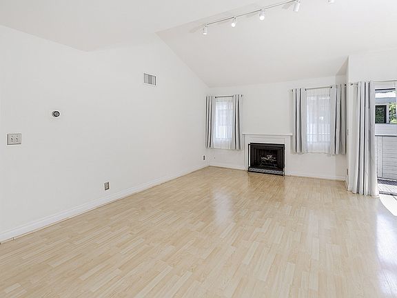 3rd image of 10504 Sunland Blvd Unit 5