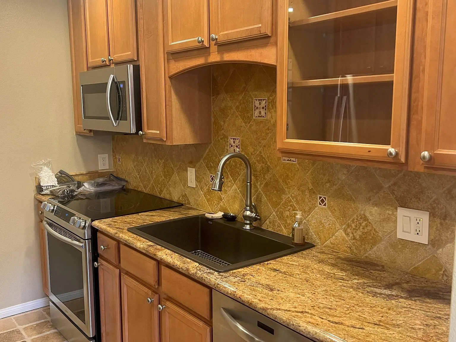 2 bed, 1091 sqft, $2,200 — Photo 2