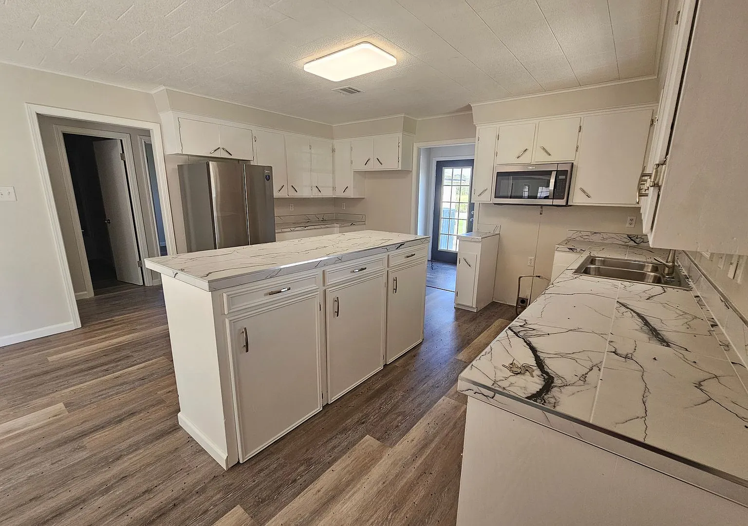 3-Bedroom, 2-Bath Home with a Kitchen Island — Photo 4