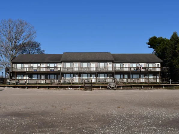 5226 Washington Ave, Oscoda, MI 48750