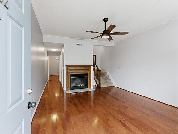 2nd image of 302 Hickory Pl