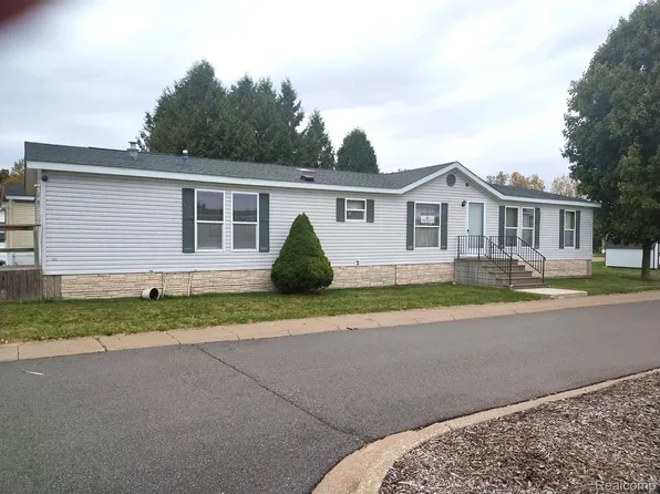 1208 Strawberry Ct, Burton, MI 48529