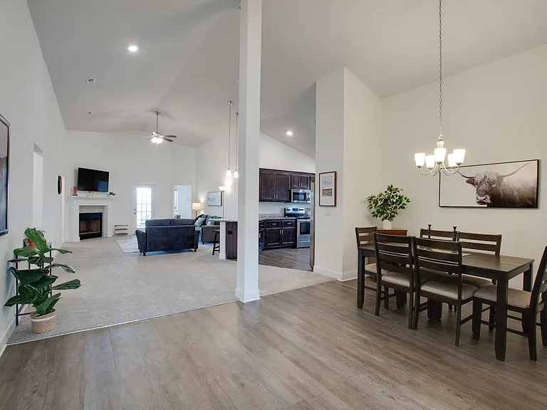 200 Abercorn Dr — Photo 2