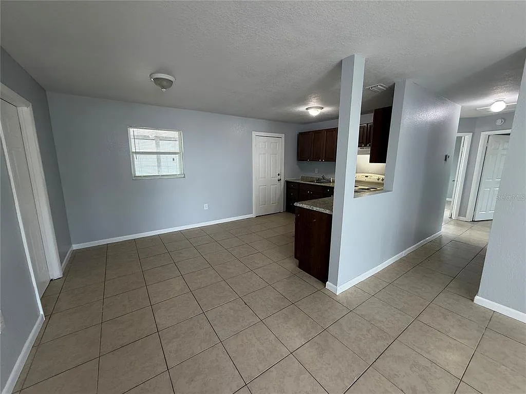 3 bed, 1.0 bath, 864 sqft, $1,275 — Photo 4