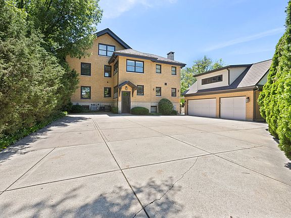 4th image of 200 S Stone Ave