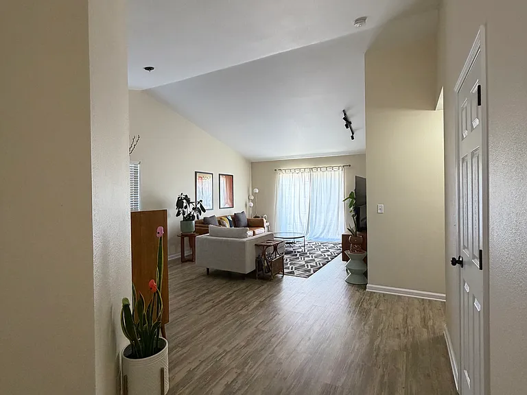 974 Hilltop Dr — Photo 29
