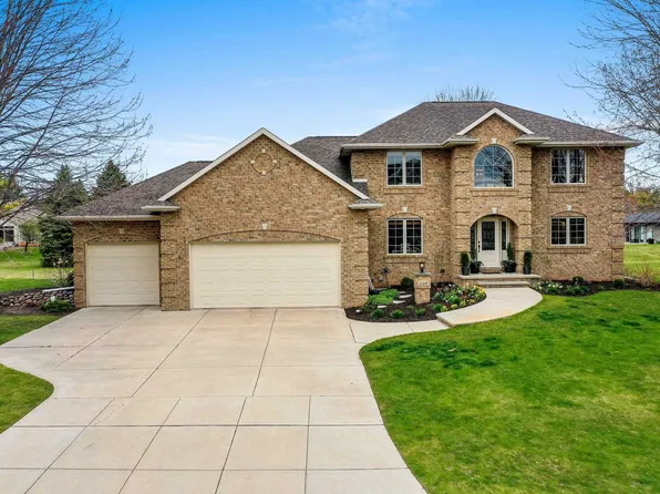 1128 Crown Pointe Cir, Suamico, WI 54173