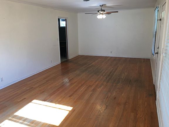 Large Living Room - Lots of sun!