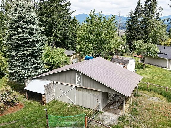 The 24'x24' barn offers 10' extensions on either side. One for a loafing shed and the other for a shavings bin.