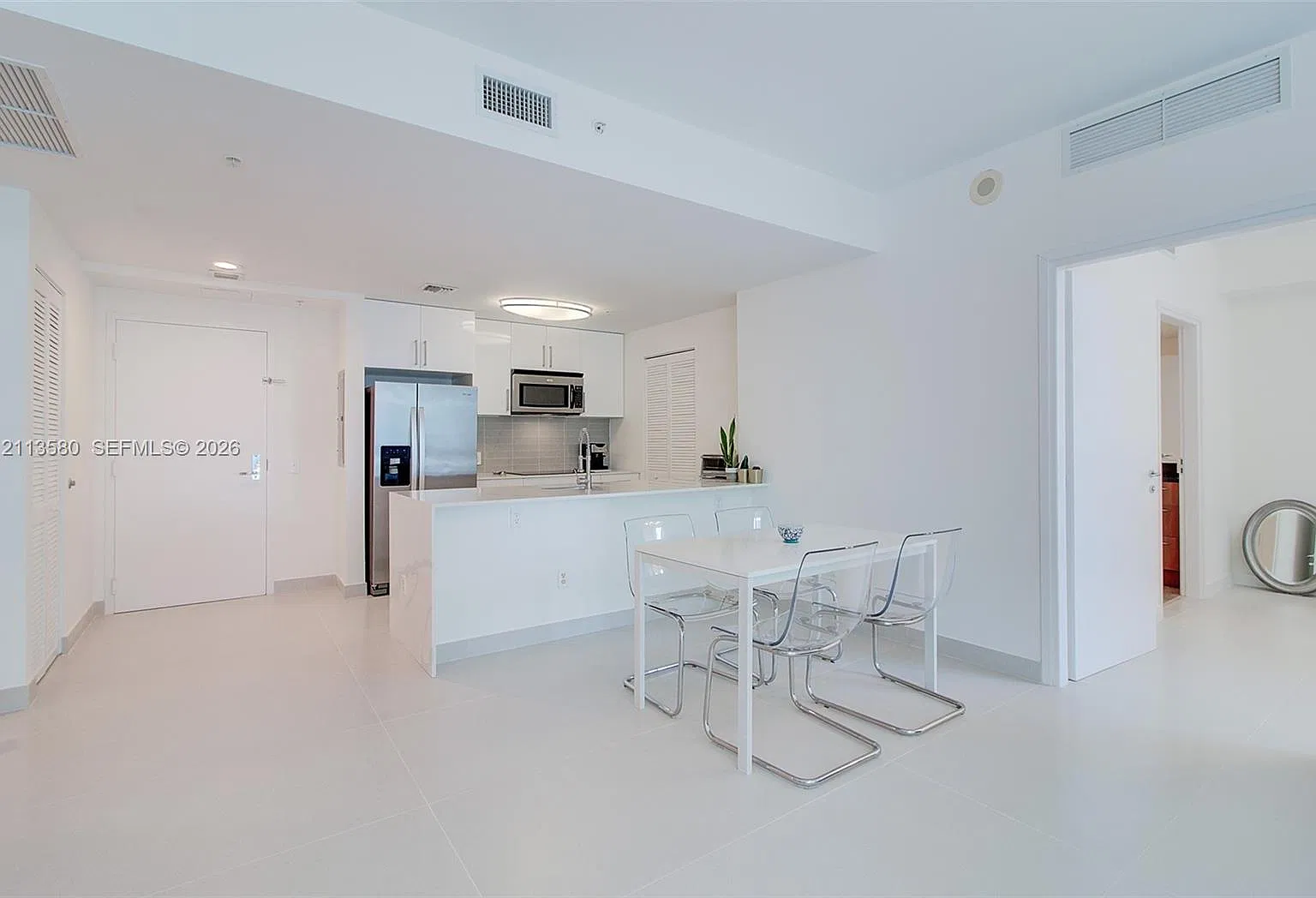 Met 1 Condo — Photo 2