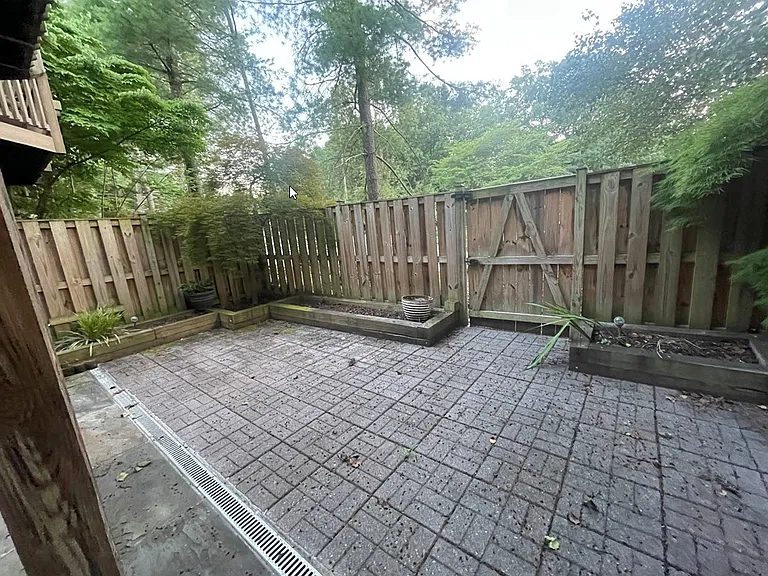 7727 Rockledge Ct — Photo 3