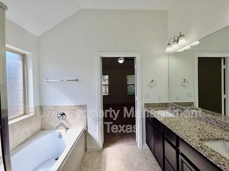 615 Linares Ln — Photo 14