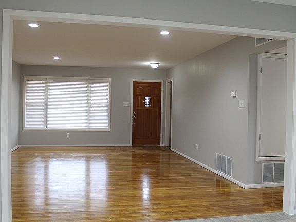 4th image of 108 Yale St