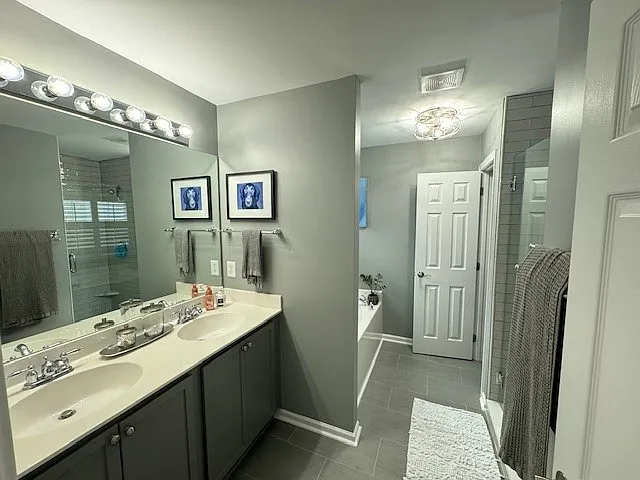 Master Bathroom with 2 sinks