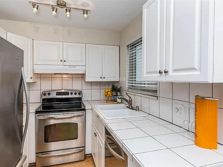 2700 S Holly St — Photo 10