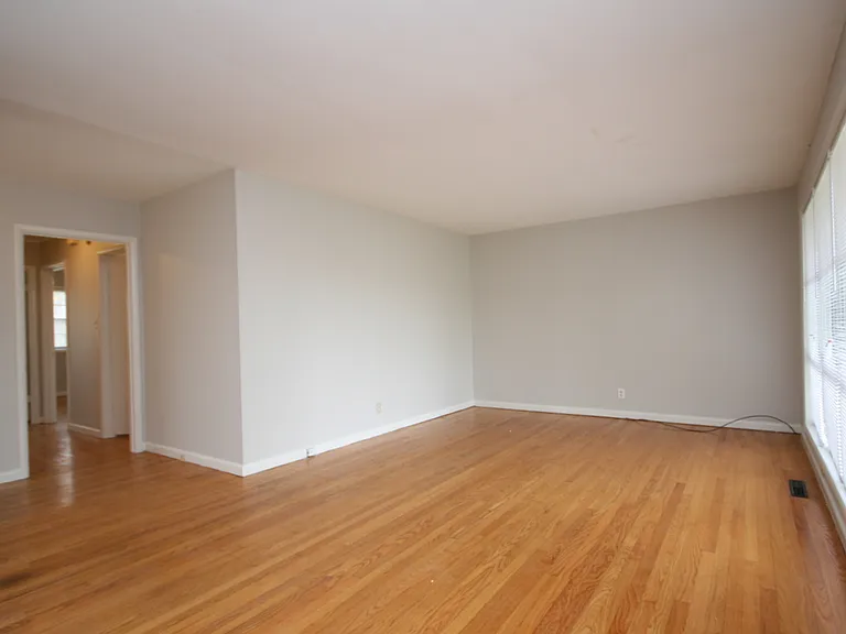417 Greenacres Dr NW — Photo 2