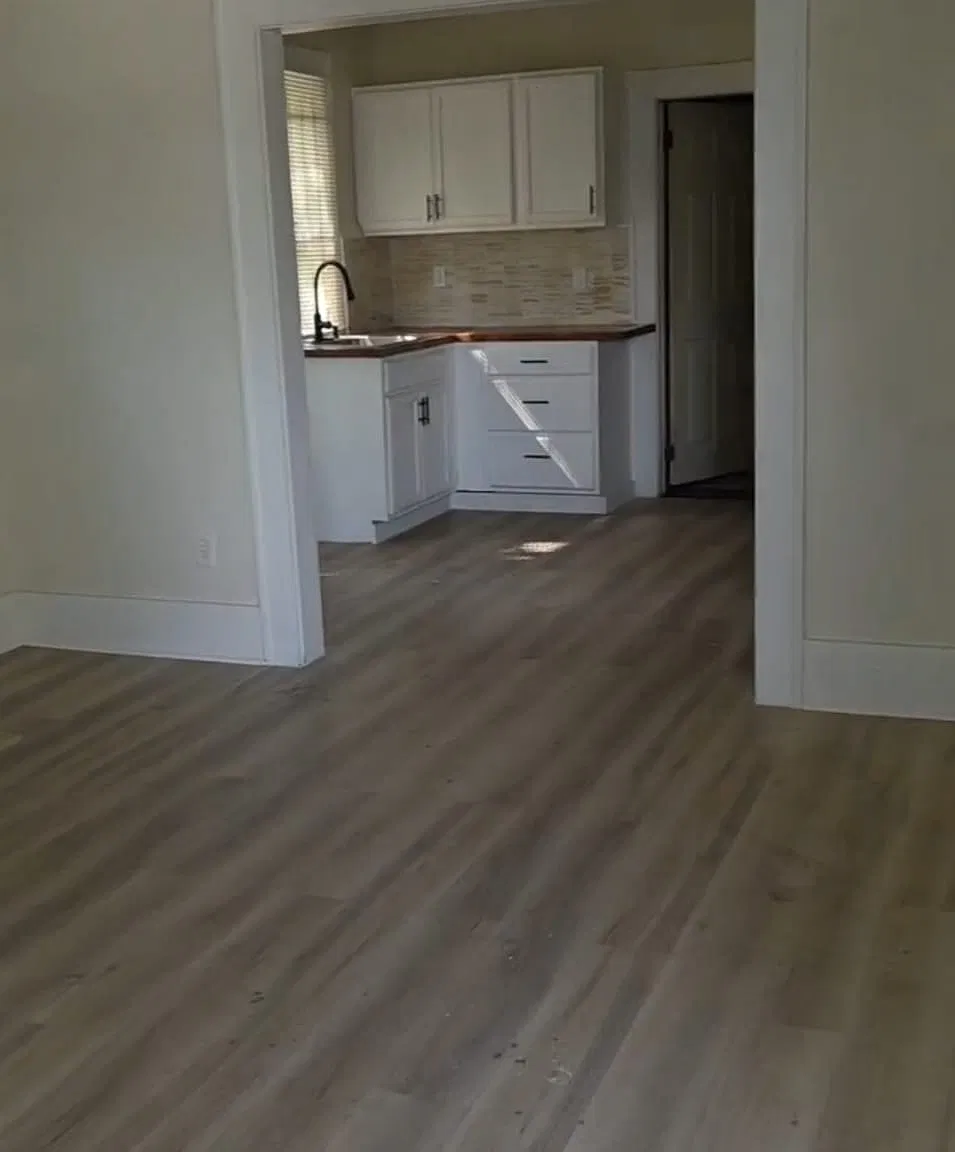 3 bed, 842 sqft, $1,390 — Photo 2