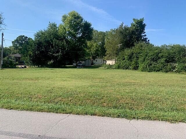 2nd image of 913 Minnesota