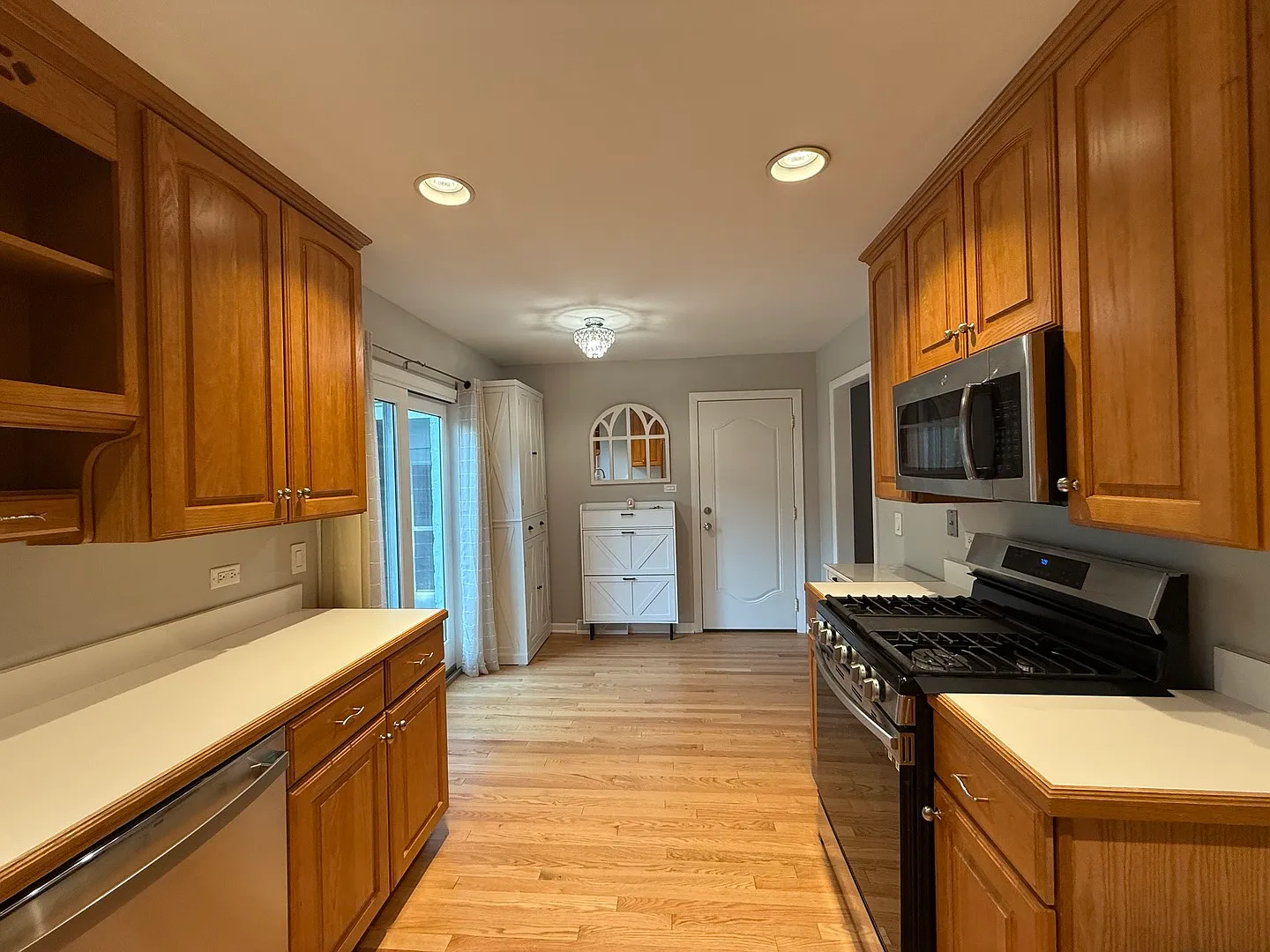 3 bed, 1315 sqft, $3,400 — Photo 2