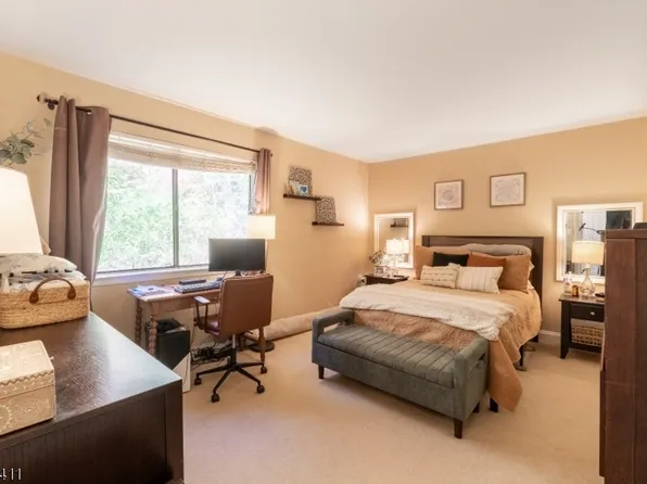 2005A Stonegate Ln, Stanhope Boro, NJ 07874
