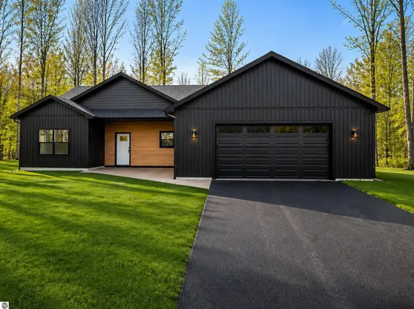 2750 Crimson King Dr, Interlochen, MI 49643
