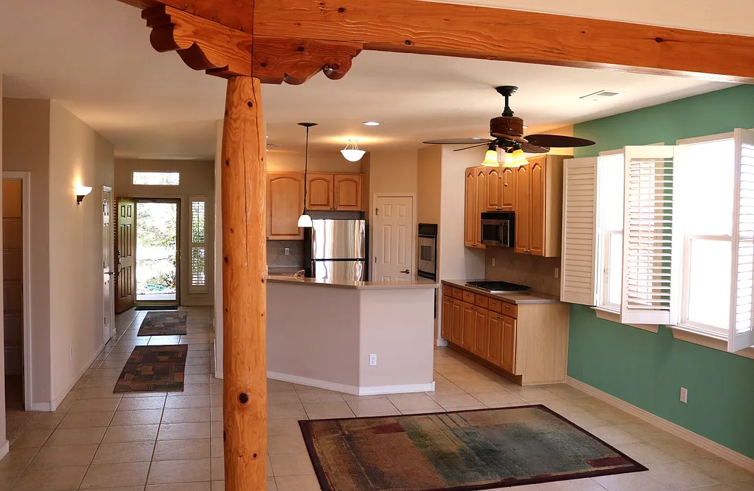 4 bed, 2.5 bath, 1933 sqft, $3,000 — Photo 3