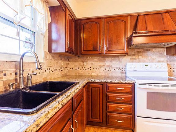 3rd image of 6128 Cedar Hill Ln