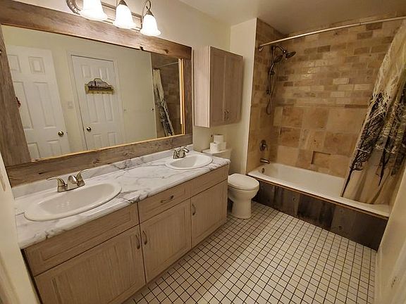 4th image of 160 Bruyere St #3