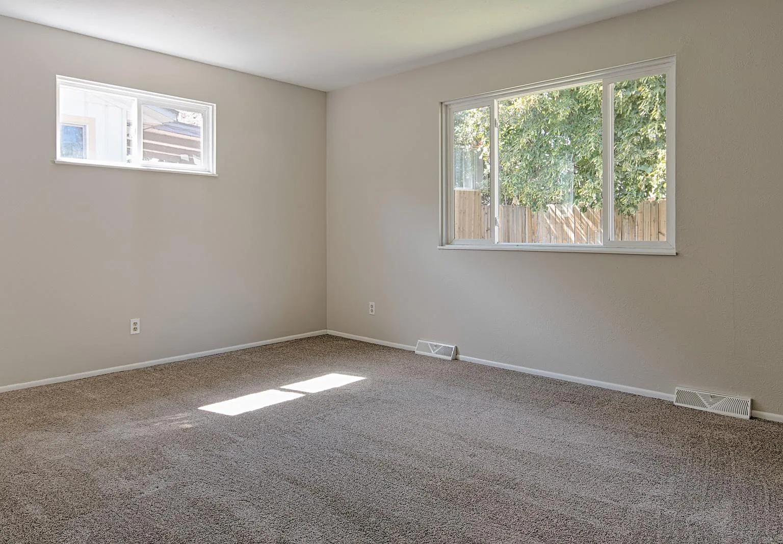 997 Roxwood Ln — Photo 3