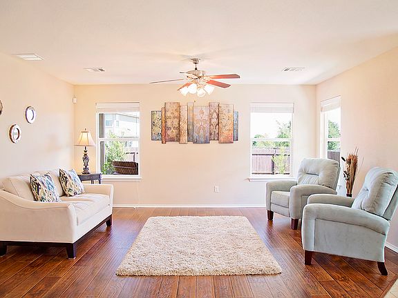 Open floorplan - living room