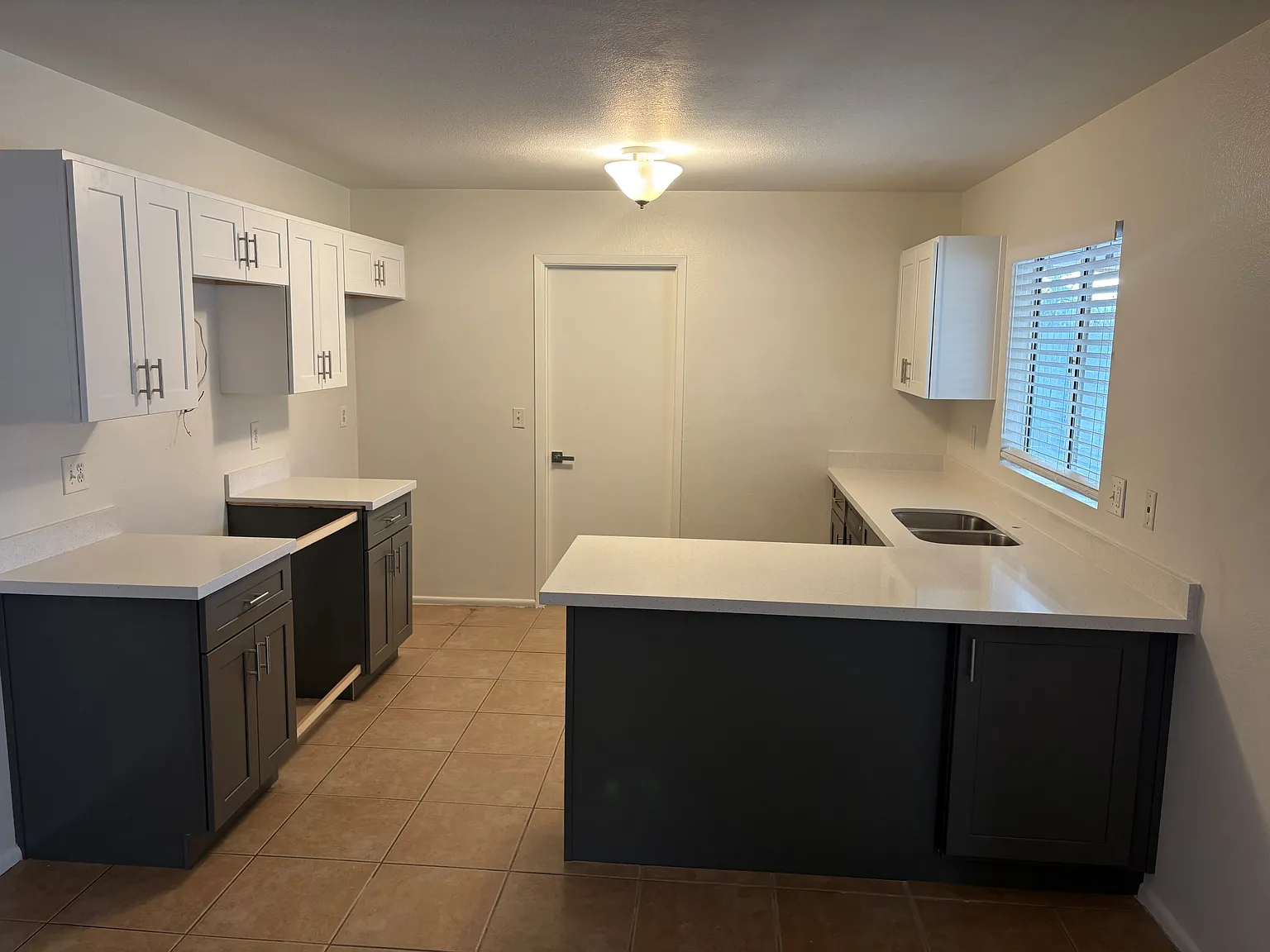 6902 W Canterbury Dr — Photo 4
