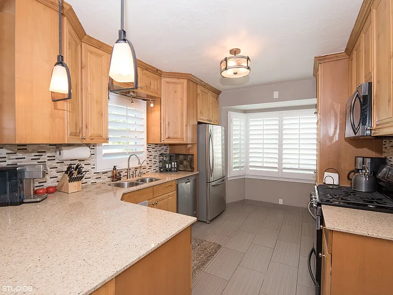 652 E Locust St — Photo 13