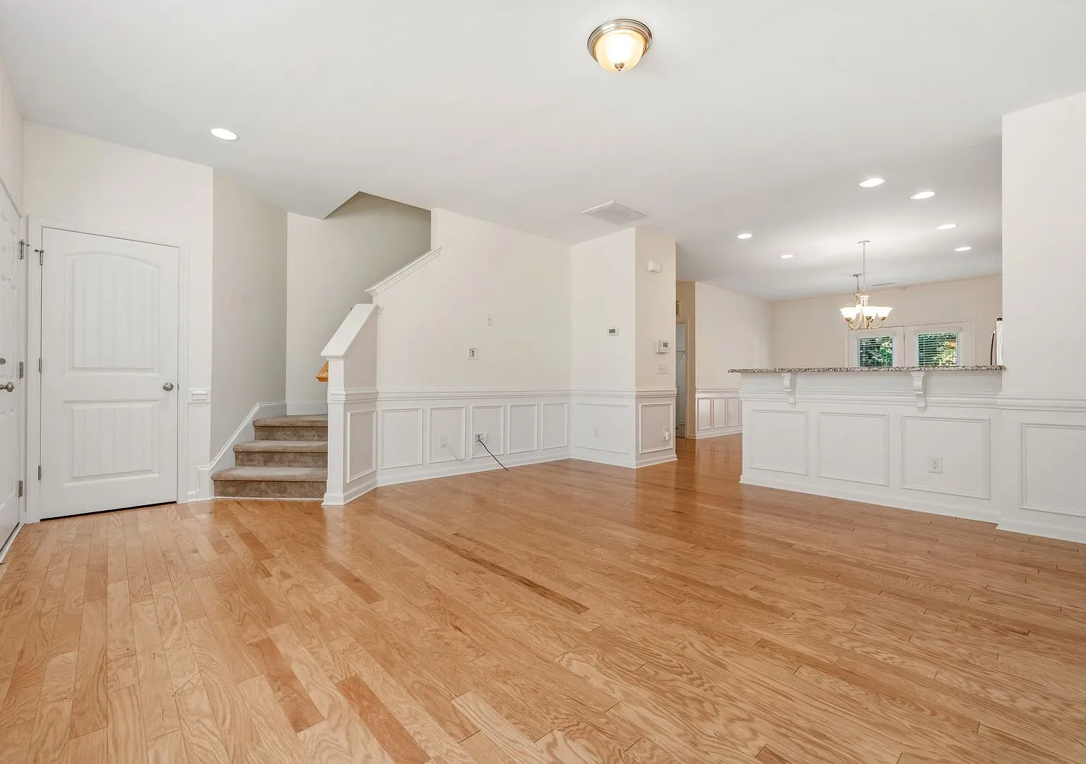 Spacious 5-bedroom home with a large backyard and two-car garage — Photo 3
