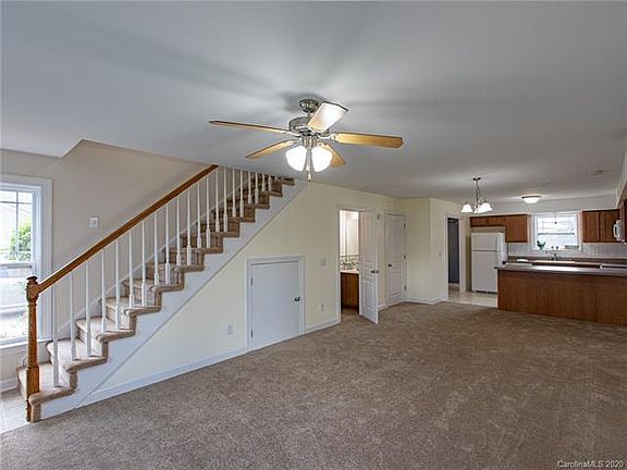 5th image of 135 Valencia Ln