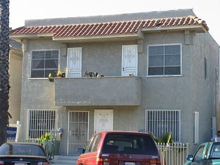 Perfect Owner-User 4-Unit Apartment!