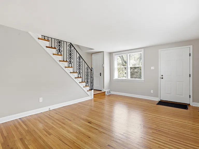271 W Wyncliffe Ave — Photo 4