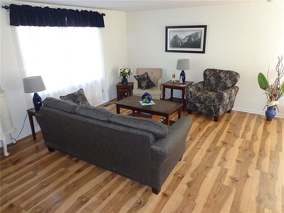 5th image of 15 Ridge Meadows Dr