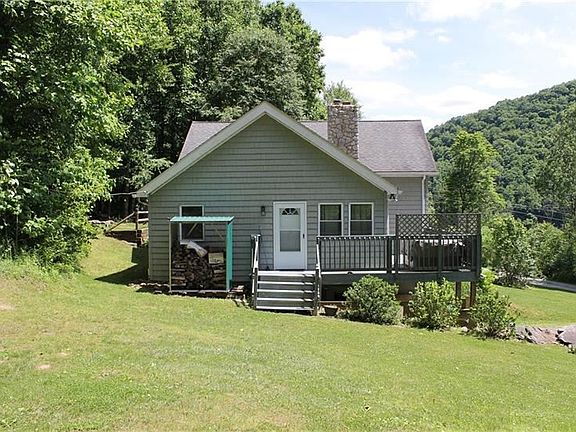 4th image of 140 Schoolhouse Ln