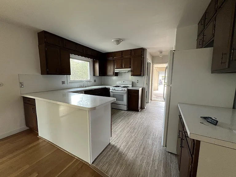 2044 Peters Rd — Photo 5